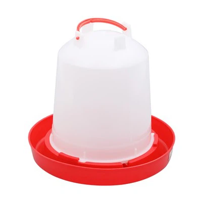 Galinhas alimentando recipiente de água